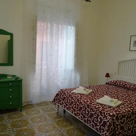 A Mennulara, Centro