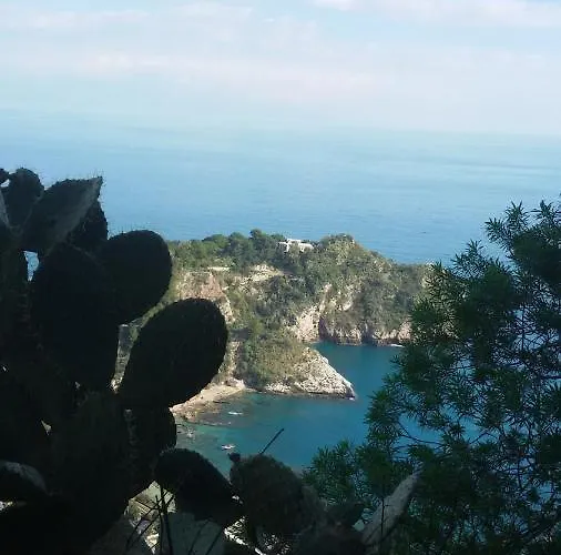 A Mennulara, Centro